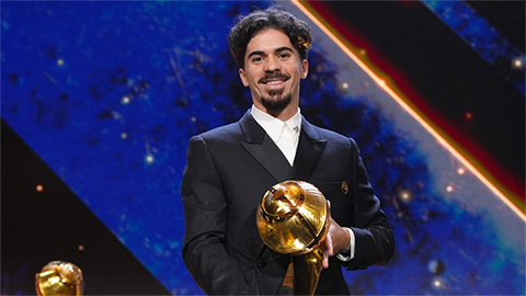 Simone Inzaghi celebrating with his Inter Milan players after beating Barcelona.